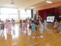 子ども達がダンスをしている
