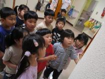 すまいるこにーちゃんの手紙を見ている子ども達