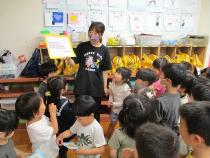 すまいるこにーちゃんの手紙を見ている年少児