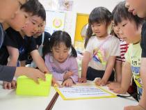 すまいるこにーちゃんがどんな人か考えている子ども達