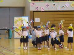 ポーズをとる年少児