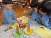 自分だけのこいのぼりを制作している