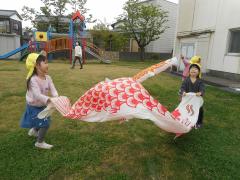 小さなこいのぼりで遊んでいる