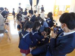 祝われている子ども