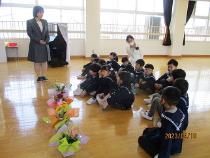 床に座る子ども達