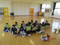 証書を見つめている子ども達