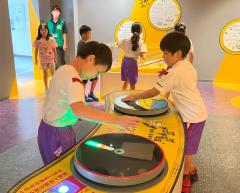 館内見学の様子2