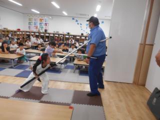 さすまたの正しい使い方