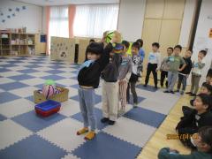 2年生の企画で風船リレー