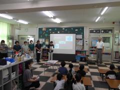 6名の講師の講師が子どもたちの前に立っています