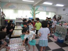 たくさんの絵札が並んでいます