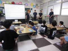 4人の講師が前に立って説明しています