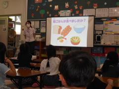 朝ごはんの絵がスクリーンに映してあり講師が説明している