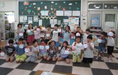 手作りのちょうちんを手に持ち笑顔でポーズする子供たち