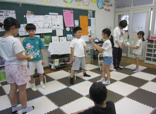 花束を渡している