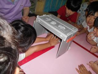 ブラックライトで洗い残しを確認している