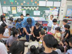 AEDの使い方を習っている