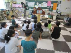 紙芝居を見る子供たち