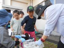 栽培袋に土を入れています