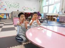 トマトを食べています