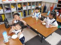 じゃがいもを食べています