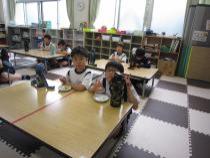 高学年がじゃがいもを食べています