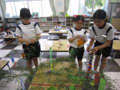 笹に飾り付けをしています