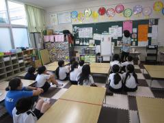 七夕のお話を聞いています