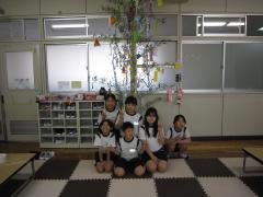 高学年が笹飾りの前で写真を撮っています