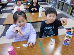 お菓子を食べる子ども