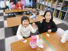 お菓子を見せる子ども
