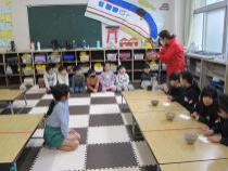 お抹茶の説明を聞いています