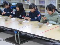 お菓子を食べています