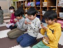 正座してお抹茶を飲んでいます