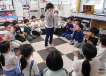 輪になって座りゲームを楽しむ子どもたち