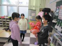 花束を渡す子ども