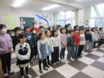 整列して歌う子ども達