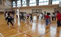 体育館で遊ぶ子供