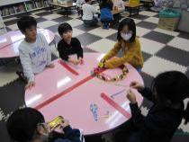 みんなでクリスマスリースを作っています