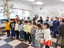 みんなでクリスマスソングを歌っています