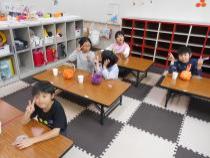 おやつを食べています