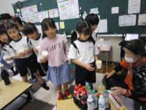 ジュースバイキングで飲み物を選んでいます