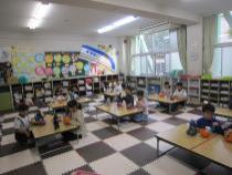 みんなでおやつを食べています