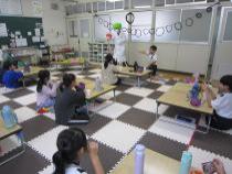 化学者が手品をしています