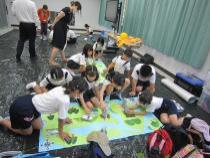 グループで放射線量を測定しています