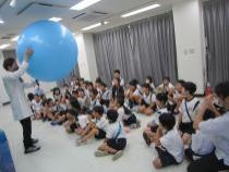 風船の科学実験教室を見ています