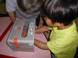 手洗いチェッカーで汚れをチェックしています