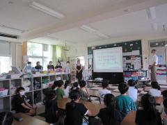 地球温暖化の話を静かに聞いています