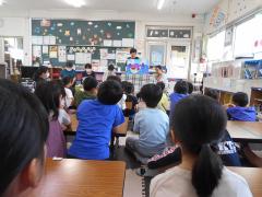 紙芝居を見ています