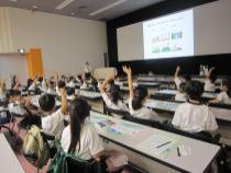 みんなで電気の話を聞いています